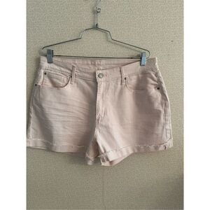 Signature Levi’s high-rise shorts